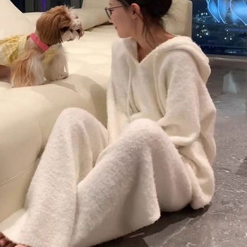 Naiste sügis- ja talvepaksendatud soe kootud ülikond, kus on koduriided, värvilised kommid triibuliste lilledega pehmete pidžaamadega