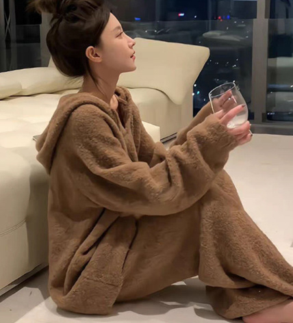 Naiste sügis- ja talvepaksendatud soe kootud ülikond, kus on koduriided, värvilised kommid triibuliste lilledega pehmete pidžaamadega