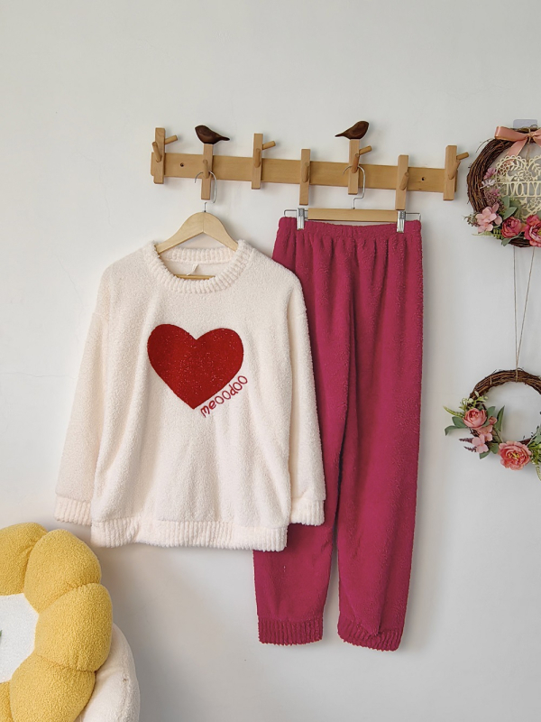 Naiste sügis- ja talvepaksendatud soe kootud ülikond, kus on koduriided, värvilised kommid triibuliste lilledega pehmete pidžaamadega