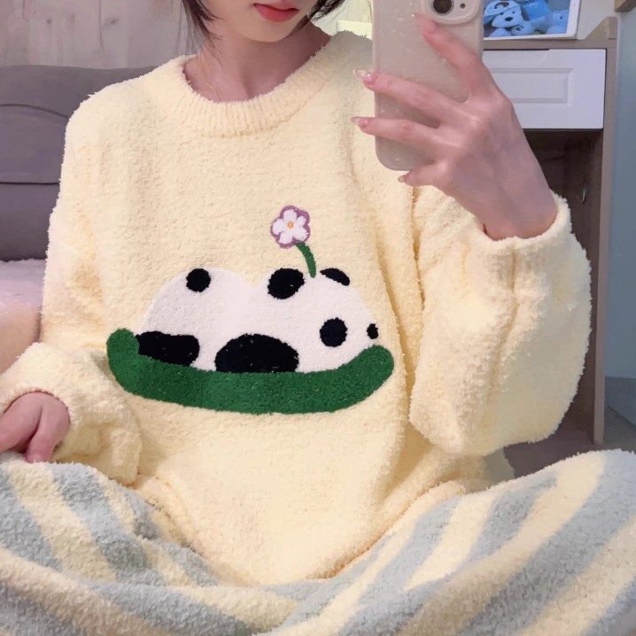 Naiste sügis- ja talvepaksendatud soe kootud ülikond, kus on koduriided, värvilised kommid triibuliste lilledega pehmete pidžaamadega