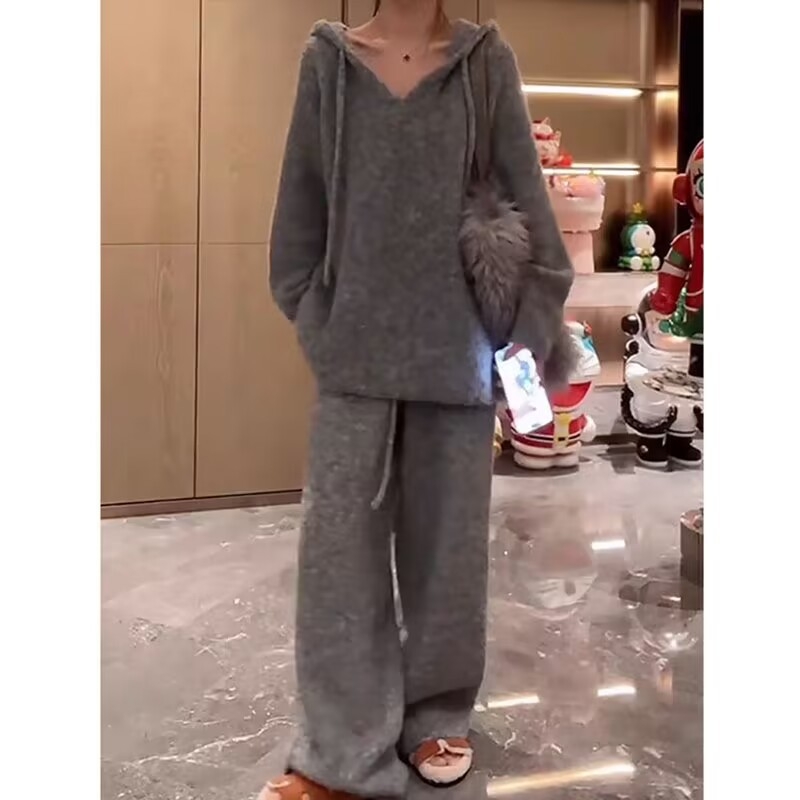 Naiste sügis- ja talvepaksendatud soe kootud ülikond, kus on koduriided, värvilised kommid triibuliste lilledega pehmete pidžaamadega