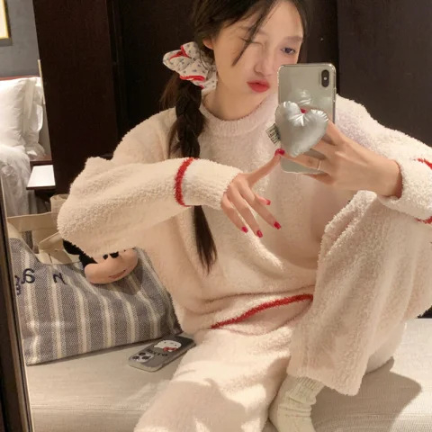 Naiste sügis- ja talvepaksendatud soe kootud ülikond, kus on koduriided, värvilised kommid triibuliste lilledega pehmete pidžaamadega