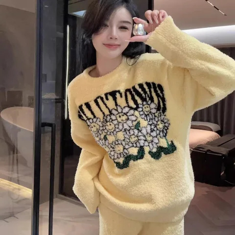 Naiste sügis- ja talvepaksendatud soe kootud ülikond, kus on koduriided, värvilised kommid triibuliste lilledega pehmete pidžaamadega