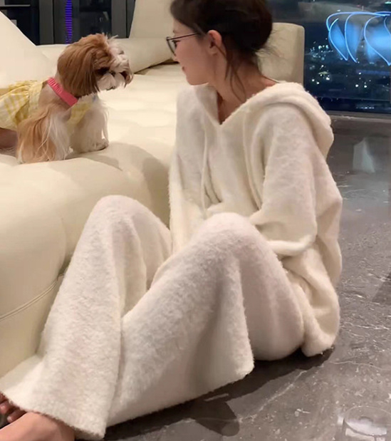 Naiste sügis- ja talvepaksendatud soe kootud ülikond, kus on koduriided, värvilised kommid triibuliste lilledega pehmete pidžaamadega