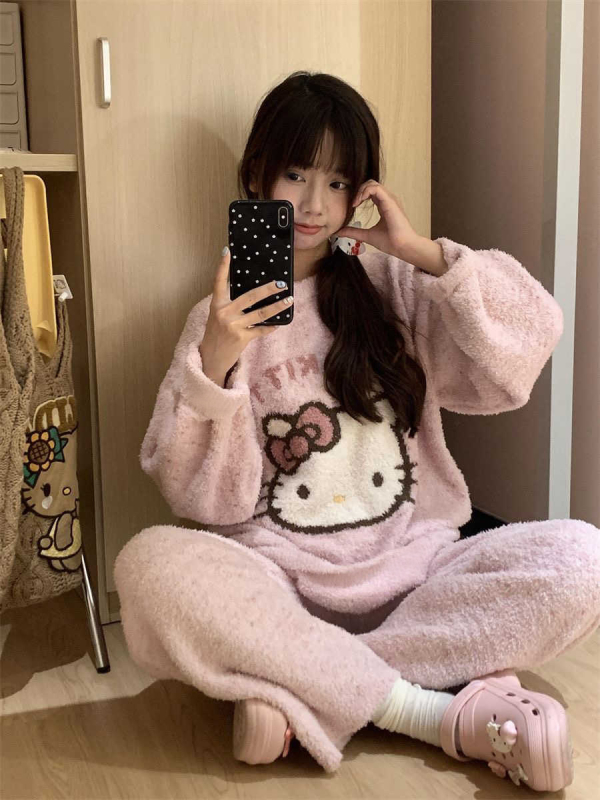 Naiste sügis- ja talvepaksendatud soe kootud ülikond, kus on koduriided, värvilised kommid triibuliste lilledega pehmete pidžaamadega