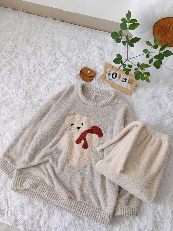 Naiste sügis- ja talvepaksendatud soe kootud ülikond, kus on koduriided, värvilised kommid triibuliste lilledega pehmete pidžaamadega