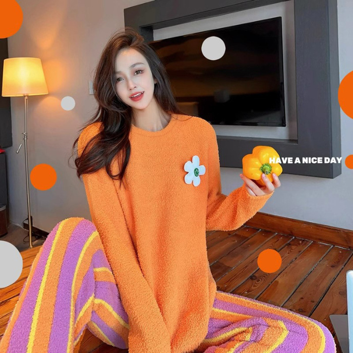 Naiste sügis- ja talvepaksendatud soe kootud ülikond, kus on koduriided, värvilised kommid triibuliste lilledega pehmete pidžaamadega