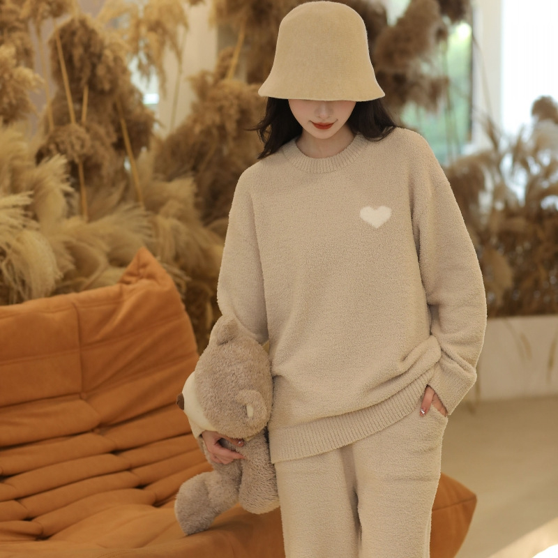 Naiste sügis- ja talvepaksendatud soe kootud ülikond, kus on koduriided, värvilised kommid triibuliste lilledega pehmete pidžaamadega