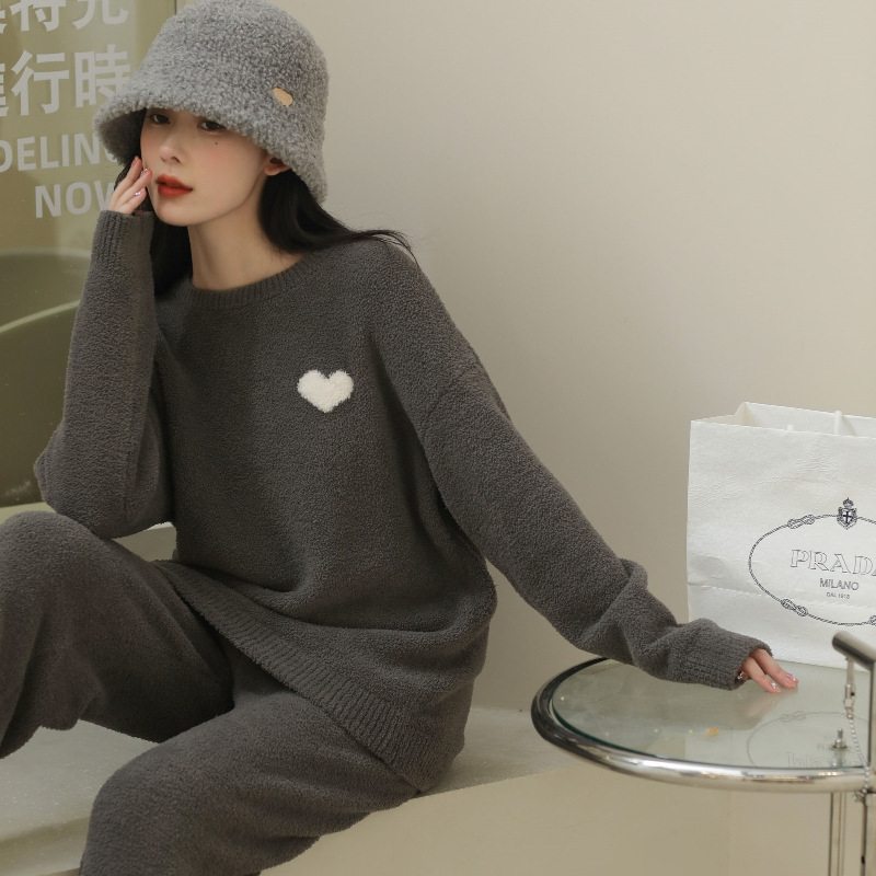 Naiste sügis- ja talvepaksendatud soe kootud ülikond, kus on koduriided, värvilised kommid triibuliste lilledega pehmete pidžaamadega