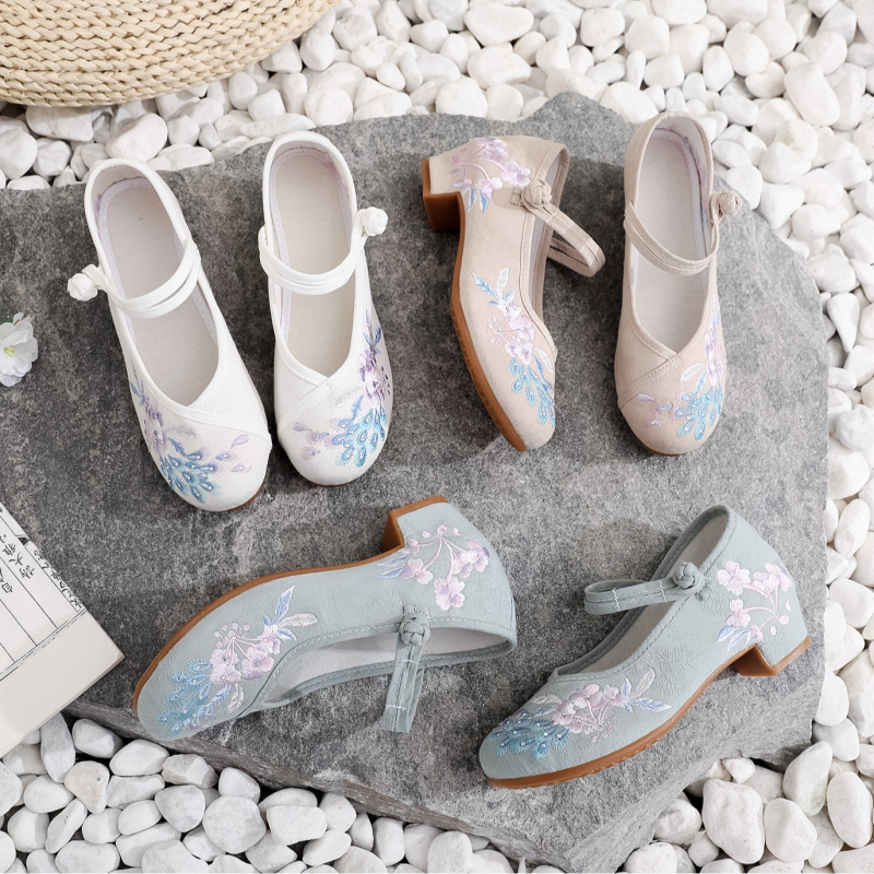 Nauji siuvinėti bateliai, moteriški kiniško stiliaus arklio veido bateliai, šokių bateliai, moteriški senovinio stiliaus cheongsam bateliai, Hanfu bateliai, moteriški siuvinėti aukštakulniai