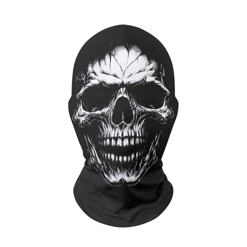 Piiriülene halloweeni jõulude ajal naljakas karnevali peakate, kuri verd sülitav klounimask, punase ninaga peakate