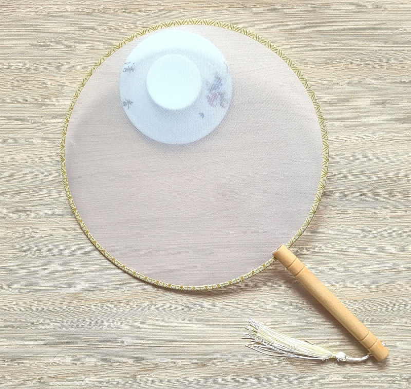 Traditsiooniline ümmargune lehvik tikandiaplikatsiooniga, käeshoitav lillelehvik, lehvikuribid, poolläbipaistev siiditaoline lehvikupind, ärikingitus