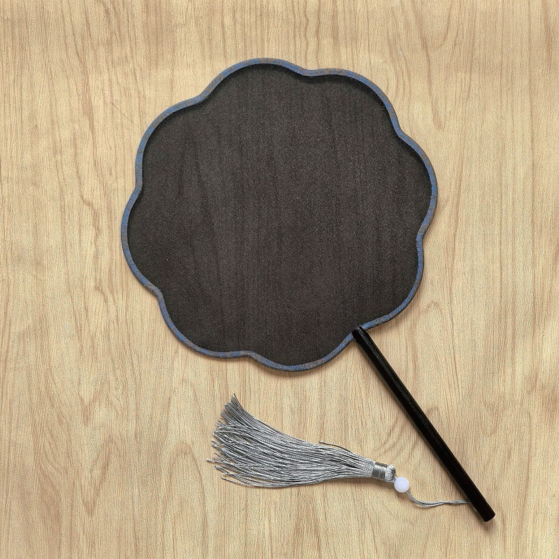 Traditsiooniline ümmargune lehvik tikandiaplikatsiooniga, käeshoitav lillelehvik, lehvikuribid, poolläbipaistev siiditaoline lehvikupind, ärikingitus