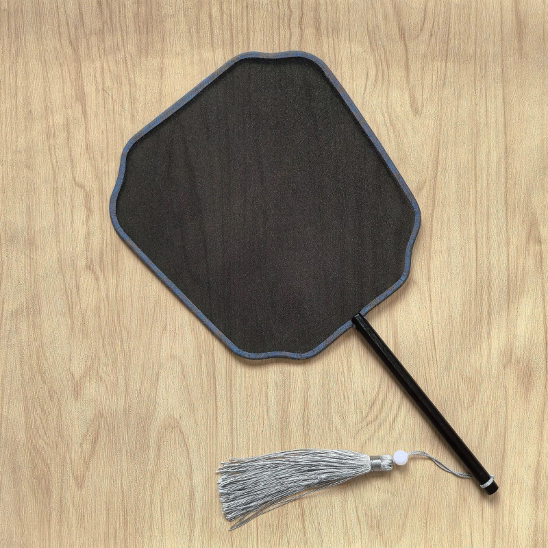 Traditsiooniline ümmargune lehvik tikandiaplikatsiooniga, käeshoitav lillelehvik, lehvikuribid, poolläbipaistev siiditaoline lehvikupind, ärikingitus