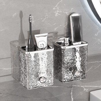 Tualetinis dantų šepetėlis, dantų pasta, šukų stovas, vonios kambarys be skylių, prie sienos tvirtinamas tualetas, praustuvas, skustuvas, supakuotas