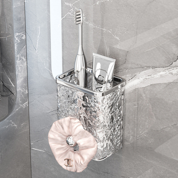 Tualetinis dantų šepetėlis, dantų pasta, šukų stovas, vonios kambarys be skylių, prie sienos tvirtinamas tualetas, praustuvas, skustuvas, supakuotas