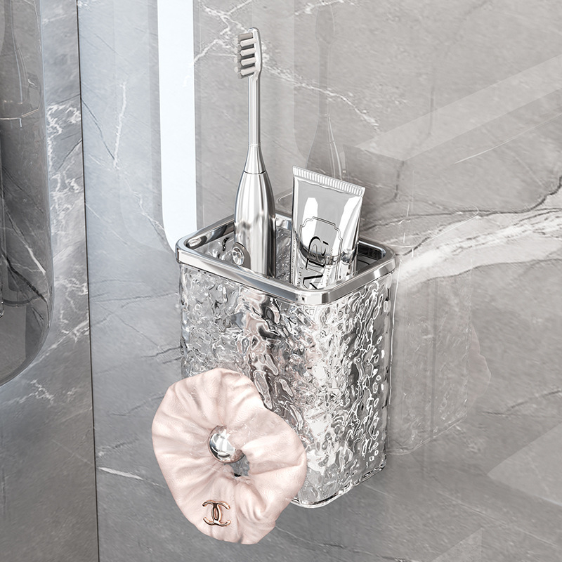 Tualetinis dantų šepetėlis, dantų pasta, šukų stovas, vonios kambarys be skylių, prie sienos tvirtinamas tualetas, praustuvas, skustuvas, supakuotas