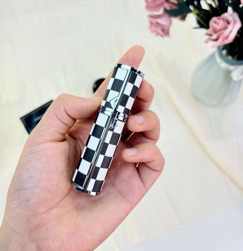 Tipptasemel kaasaskantav miniparfüümipudel, korduvtäidetav parfüümipudel, väike tühi pudel põhjaga, isepumpav pihustuspudel laos