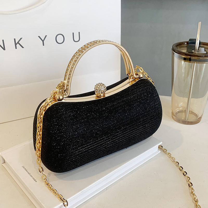 Дамска чанта с верижна каишка, квадратна форма, PVC материал, подплата полиестер, заключващ механизъм, градски стил