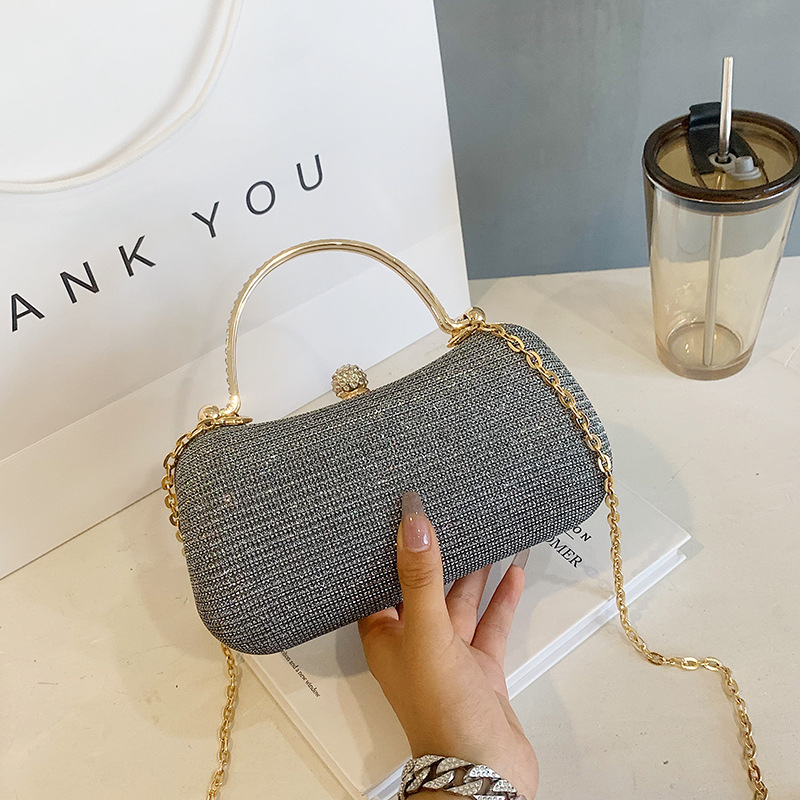 Дамска чанта с верижна каишка, квадратна форма, PVC материал, подплата полиестер, заключващ механизъм, градски стил