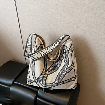 Női denim tote táska, vízszintes négyzet alakú forma, mágneszár, poliészter bélés, belső ID zseb