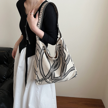 Női denim tote táska, vízszintes négyzet alakú forma, mágneszár, poliészter bélés, belső ID zseb