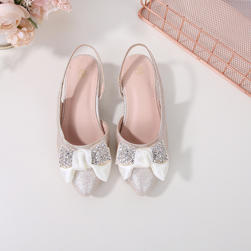 Kristályos pillangó lány cipő, slip-on stílus, PU felső rész, PU belső rész, PU talpbetét, TPR talp, 3,5 cm sarok, 7–16 éveseknek