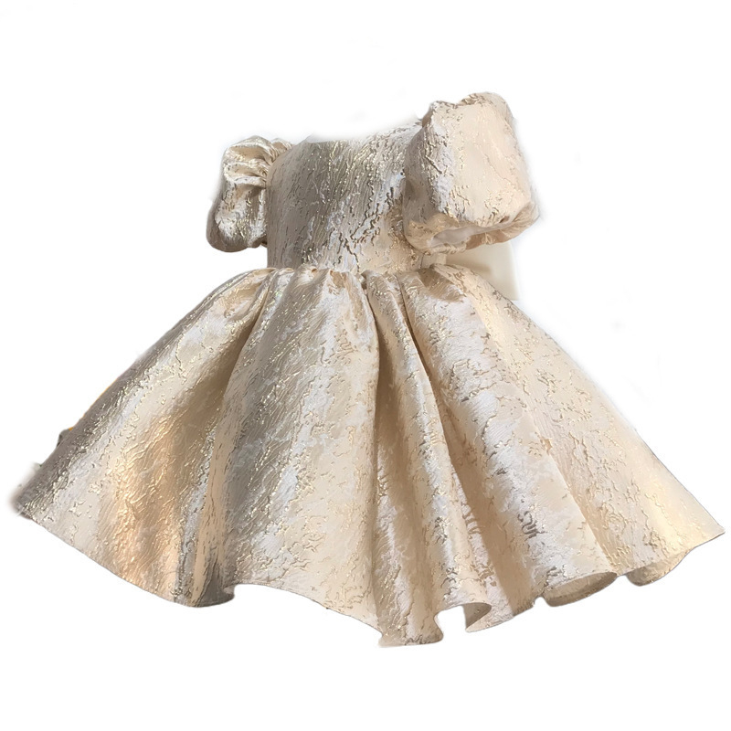 Gyerekeknek szóló szatén hercegnő ruha fodros ujjaival — poliészter 80%, enzimes mosás, 3–8 éveseknek, egész évben
