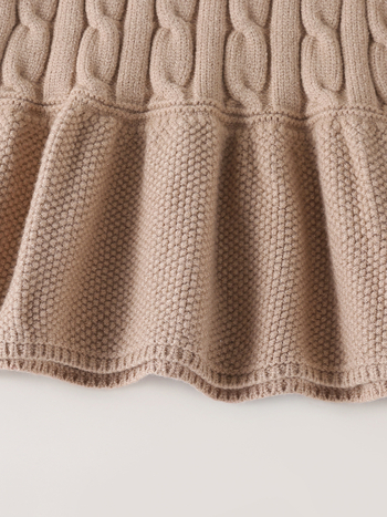 Laste kudumispull, Korea stiilis, ümmargune kaelus, pikkade varrukatega, keerlev köisdetail ja leheäär, pehme viskoosne trikotaž.