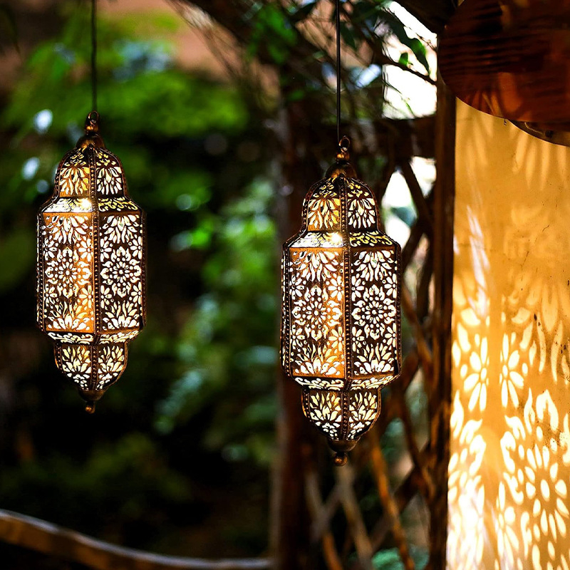 Solarni metalni vanjski viseći projekcijski luster – LED, 6–12 sati rada, 0–2W, 1.2V induktivni prekidač