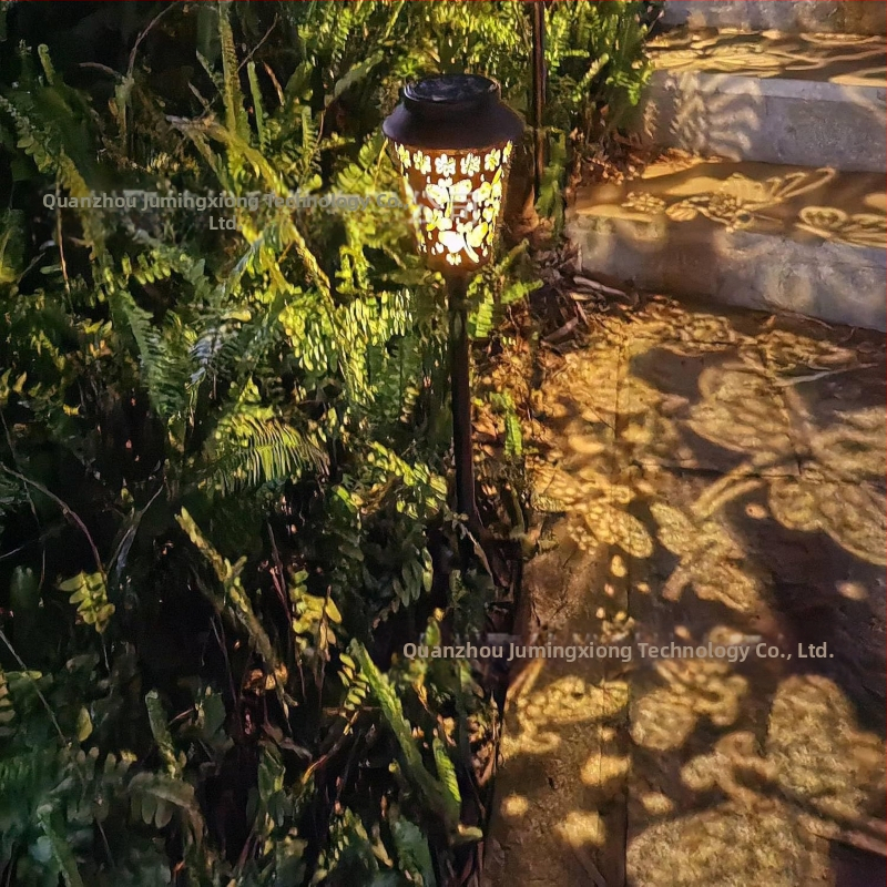 Solárna kovová lampa na trávnik do exteriéru s motívom motýľa — LED, 0.5W, 1.2V, 6–12 hodín, model D333