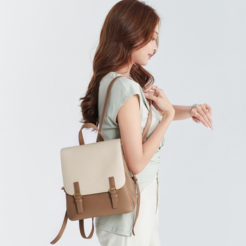 Ženski ruksak od prave kože u urbanom minimalističkom stilu, dvostruka kravlja koža, zatvaranje klapom, poliester podstava, unutarnji džepovi za telefon i osobnu iskaznicu, antifurt funkcija, ljetno izdanje 2024