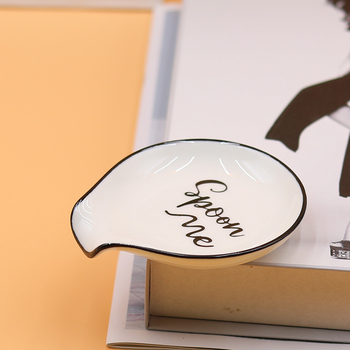 Valge portselanist lusikahoidja — keramik lusikahoidja, kartongpakend; ideaalne sünnipäevaks või uude koju kolimiseks, kaubamärk Famous, kategooria Geomeetria