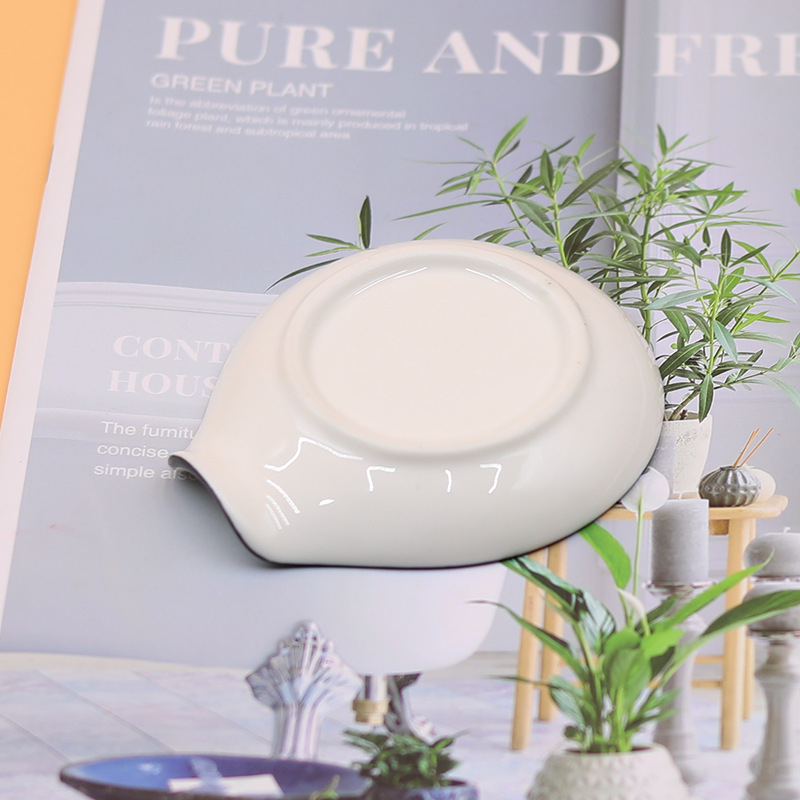 Valge portselanist lusikahoidja — keramik lusikahoidja, kartongpakend; ideaalne sünnipäevaks või uude koju kolimiseks, kaubamärk Famous, kategooria Geomeetria