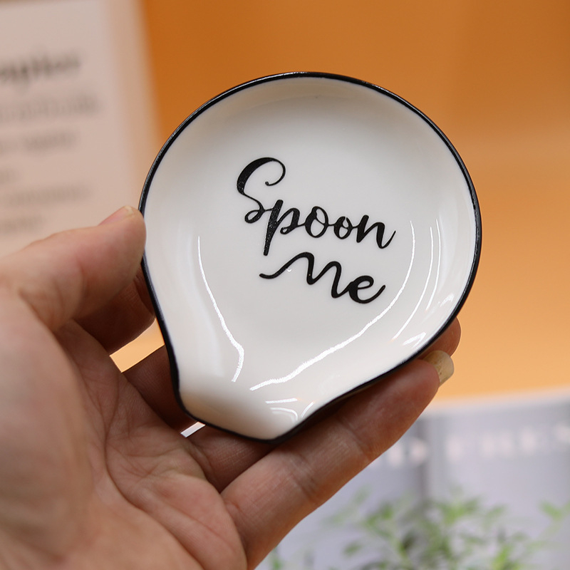 Valge portselanist lusikahoidja — keramik lusikahoidja, kartongpakend; ideaalne sünnipäevaks või uude koju kolimiseks, kaubamärk Famous, kategooria Geomeetria