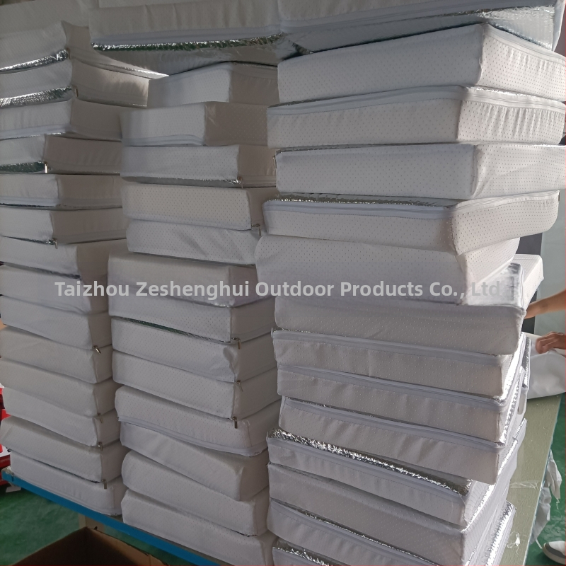 RV тавански люк слънцезащитна щора - алуминиево фолио; Монтаж: Card-in; Тегло: 200 g; Подходящ за таван; Печат на лого