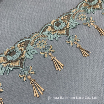 Poliesterio siuvinėta kutelė su brūkšninių kodų dizainu drabužiams ir namų tekstilėms