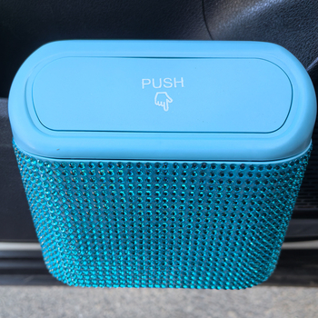 Διαμαντοστολισμένος μικρός κάδος απορριμμάτων αυτοκινήτου με πλευρική πόρτα για κρεμάμενο αποθηκευτικό χώρο (υλικό: πλαστικό; μέγεθος: μίνι; διπλής χρήσης)