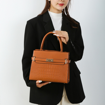 PU krokodilbőr mintás anya–lánya táskákészlet (három darabos), zárás zipzárral, vízszintes négyzet alakú forma, poliészter belsés, belső zsebek: zipzáras zseb, telefonzseb, ID-zseb