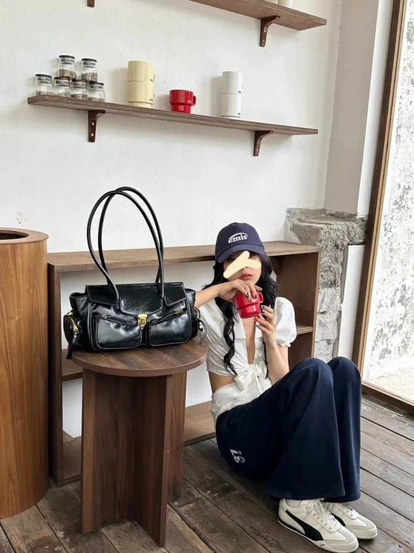 PU tote táska utcai trend stílussal, vízszintes négyszögletes forma, zár, belső zseb mobiltelefon számára, poliészter bélés