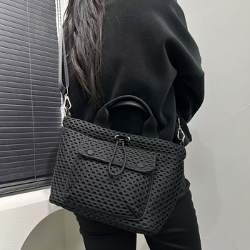 Nylonból készült válltáska városi minimalist stílusban, vízszintes négyzet alakú forma, zipzár nyitás, belső rekeszek: telefontartó zseb és zipzáras zseb.