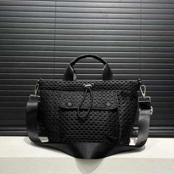 Nylonból készült válltáska városi minimalist stílusban, vízszintes négyzet alakú forma, zipzár nyitás, belső rekeszek: telefontartó zseb és zipzáras zseb.