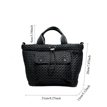 Nylonból készült válltáska városi minimalist stílusban, vízszintes négyzet alakú forma, zipzár nyitás, belső rekeszek: telefontartó zseb és zipzáras zseb.