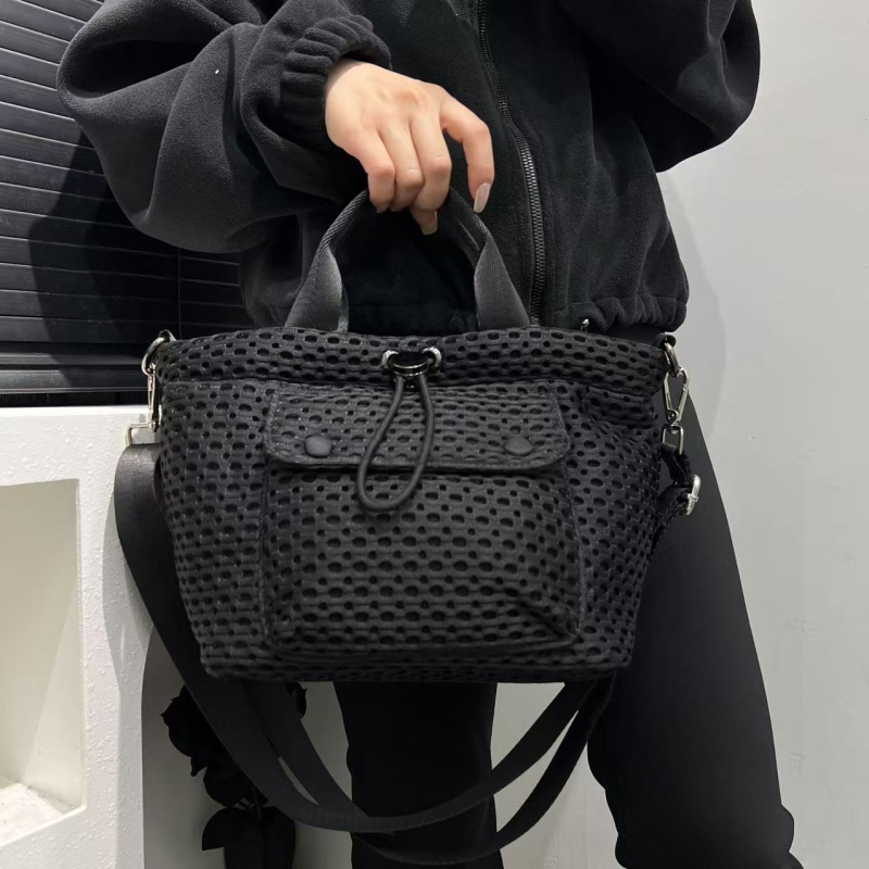 Nylonból készült válltáska városi minimalist stílusban, vízszintes négyzet alakú forma, zipzár nyitás, belső rekeszek: telefontartó zseb és zipzáras zseb.