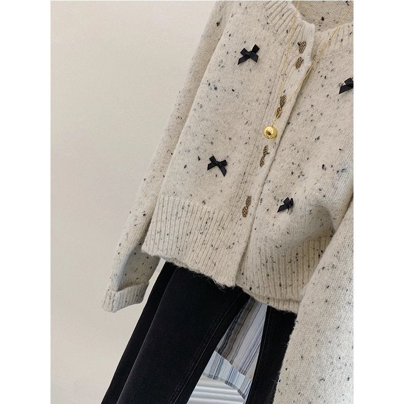 Kardigan od pletenog materijala s mašnicom, akrilna vlakna, dugi rukavi, okrugli izrez, kopčanje na jedan red, gradski stil