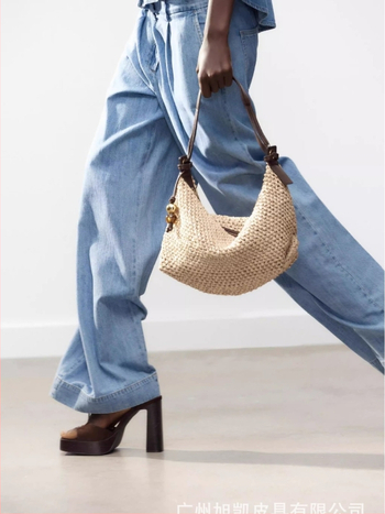 Ženská pletená tote taška – mestská móda, slamený materiál, dizajn pod pažou, horizontálny štvorcový tvar, uzáver na zips