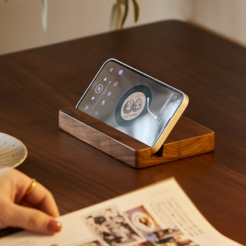 Държач за мобилен телефон от орехово и бук дърво, масивна основа, възможност за гравиране на лого, модерен минималистичен стил