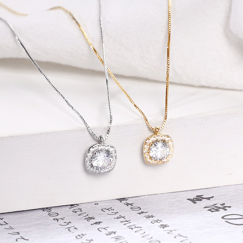 Vario kvadrato pakabukas karoliai su dėžutės grandine, geometrinis minimalistinis stilius, ilgis 41–50 cm, masė 3 g