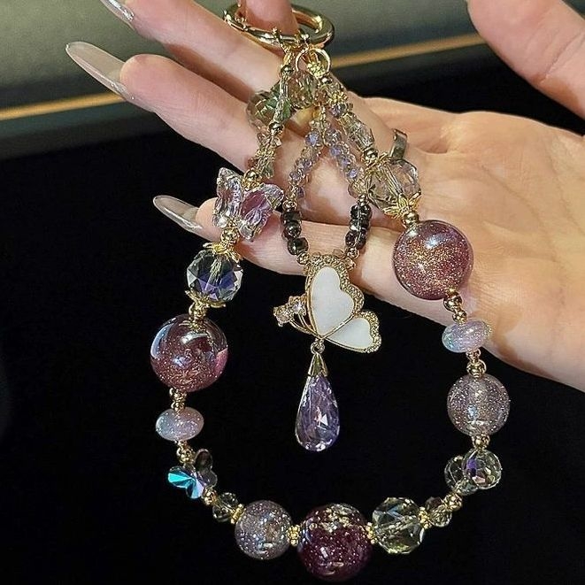 Lančić za telefon s privjeskom leptira i koraljkama u obliku kapljice vode — izdanje ljeta 2025