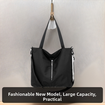 Nylonová taška na cestovanie typu tote s uzáverom na zips, horizontálny štvorcový tvar, podšívka z polyesteru, tri ramenné popruhy